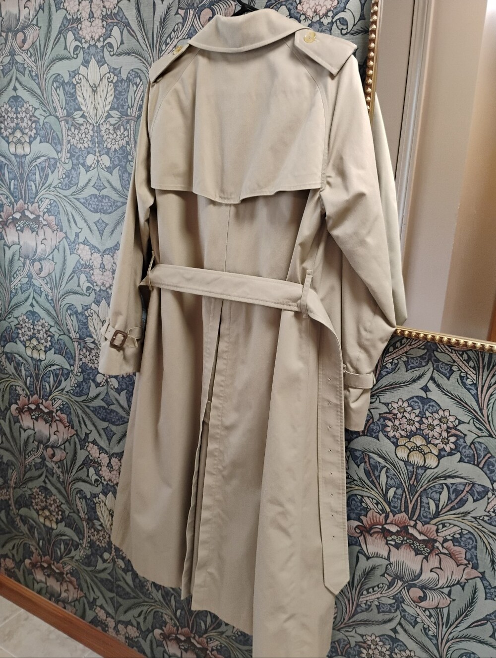 Vintage Burberry Classic Beige Trench Coat with Plaid Lining - Picture 3 of 15